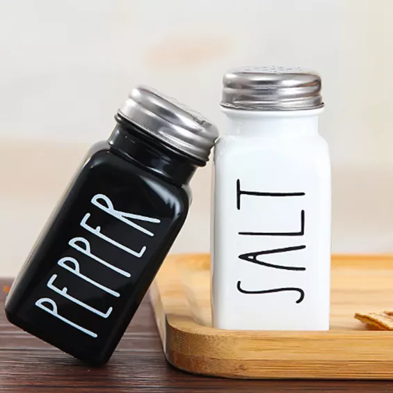 Salière et poivrier en verre noir et blanc avec bouchons en métal