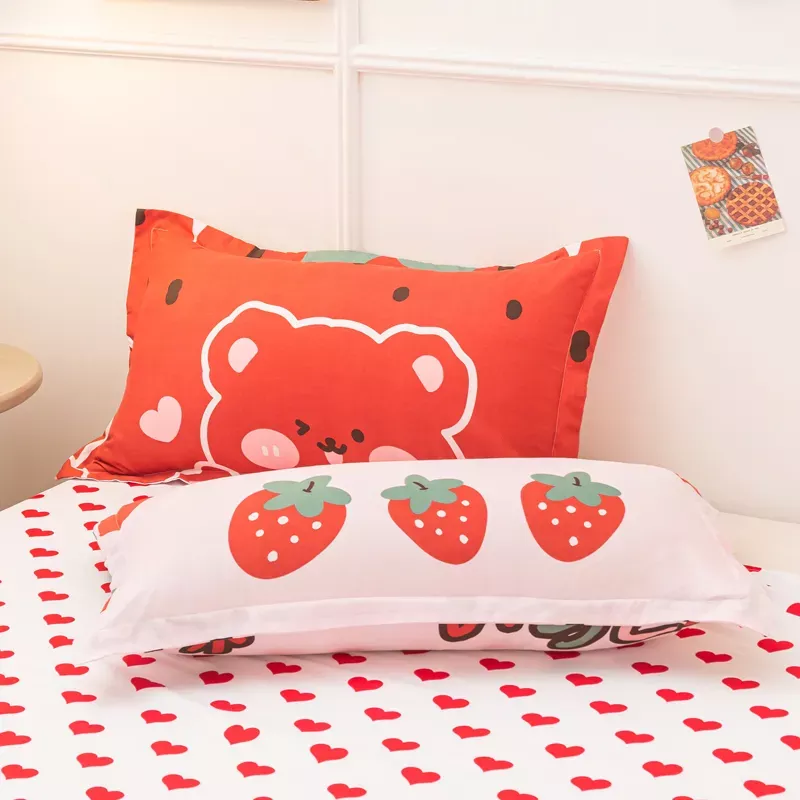 Linge de lit chambre enfant motif fraises et ours