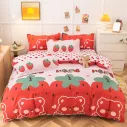 Linge de lit chambre enfant motif fraises et ours