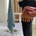 Serviette de bain douce en coton filé à la main avec pompons