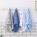 Serviette de bain élégante en coton super douce ornée des motifs en forme de triangles