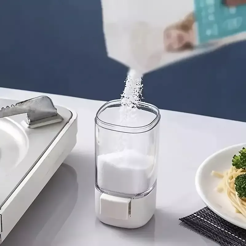 Salière et poivrier en plastique transparent avec un bouchon blanc à pression