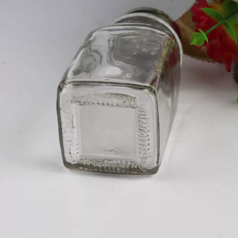 Salière et poivrier carré en verre avec un bouchon inoxydable