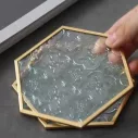 Dessous de verre hexagonale aux contours dorés à motif relief 