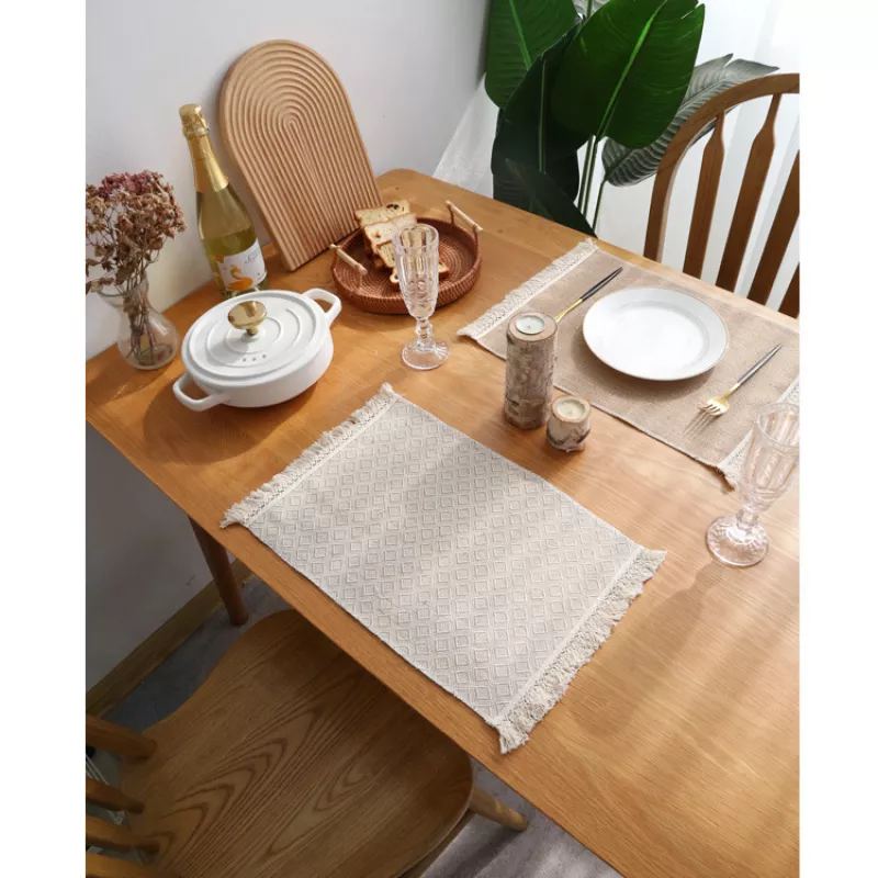 Set de table en jute avec une tendelle et frange