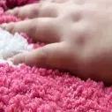Tapis de chambre doux et confortable en acrylique blanc à motifs cerise