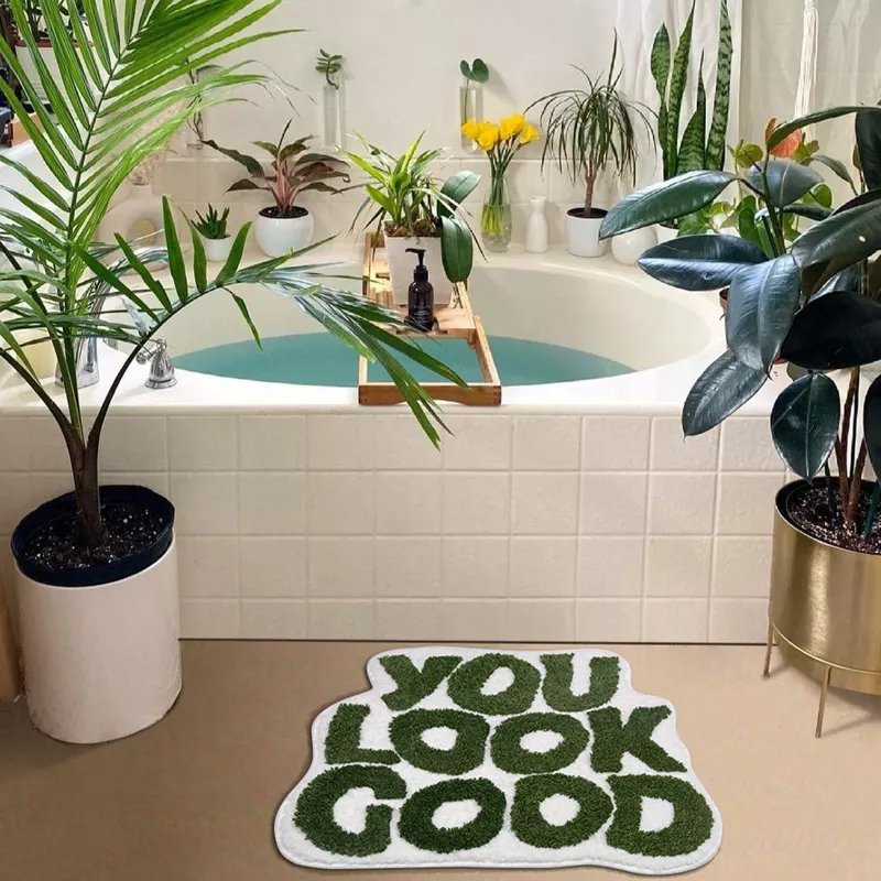 Tapis de salle de bain beige amusant avec des lettres vertes « you look good »