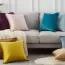 Housse de coussin en velours avec pompon