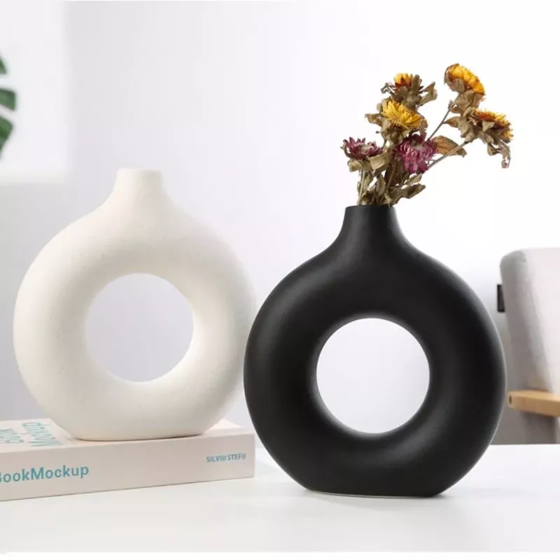 Vases en céramique de forme circulaire creux