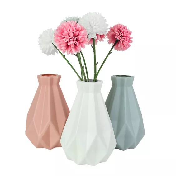 Vases en plastique à arêtes géométriques