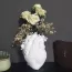 Vase en résine opaque en forme de cœur