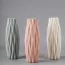 Vases en plastique avec motifs géométriques