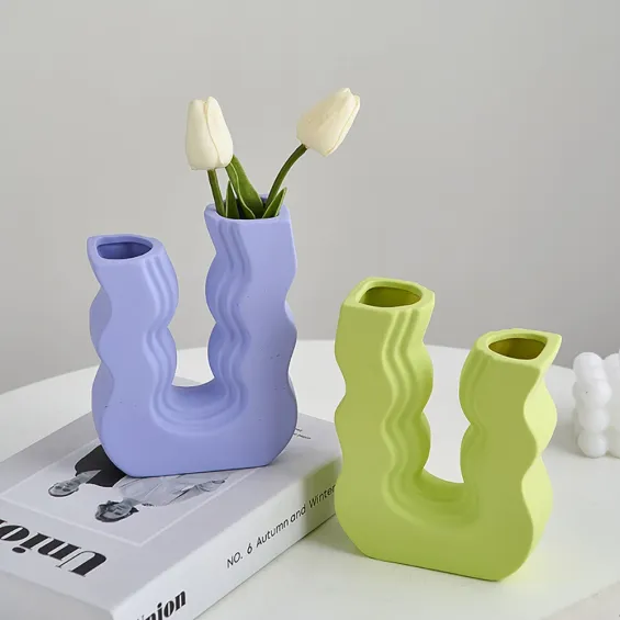 Vases en céramique design U stylisé