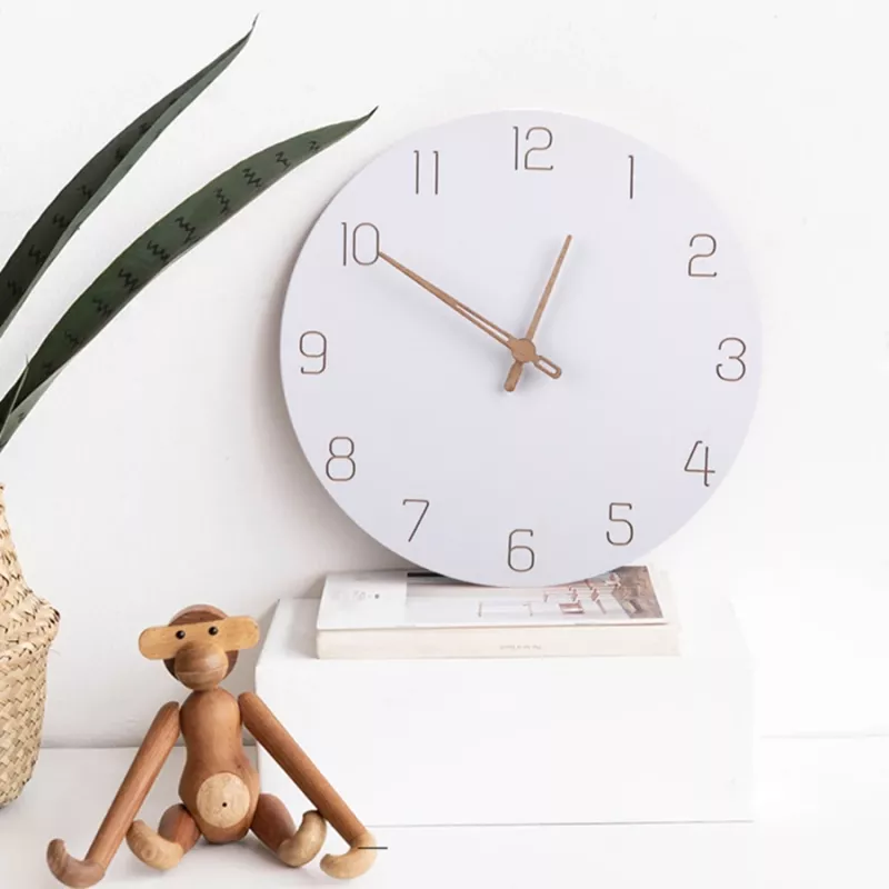 Horloge murale ronde en bois avec chiffres gravés