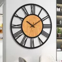 Horloge murale en métal noir avec chiffres romains