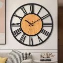 Horloge murale en métal noir avec chiffres romains