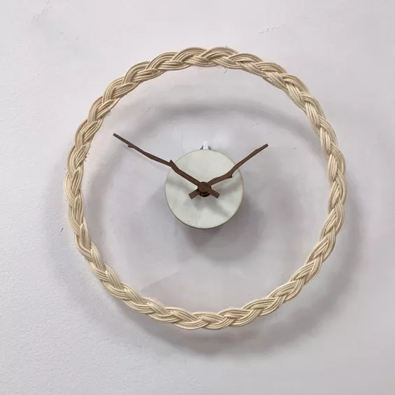 Horloge murale ronde avec cadran transparent et lunette en rotin