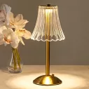 Lampe de chevet esthétique avec un abat-jour en acrylique diamanté et un pied en fer doré