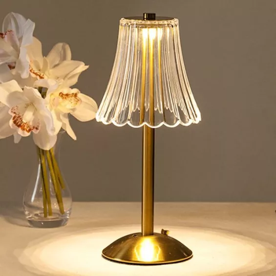 Lampe de chevet esthétique avec un abat-jour en acrylique diamanté et un pied en fer doré