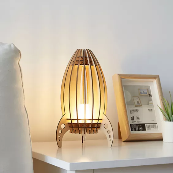 Lampe de chevet à LED avec abat-jour bois design fusée