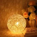 Lampe de chevet LED en forme de boule en rotin