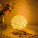 Lampe de chevet LED en forme de boule en rotin 