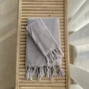 Serviette de bain douce en coton filé à la main avec pompons