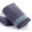 Serviette de bain en fil de coton confortable agrémentée d'une broderie de feuilles